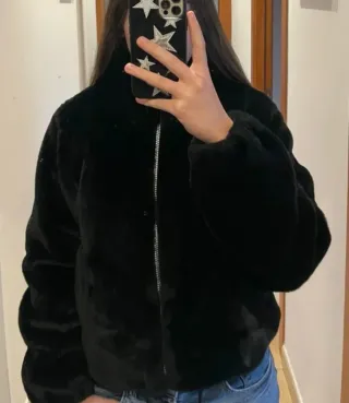 Abrigo pelo negro Pull and Bear