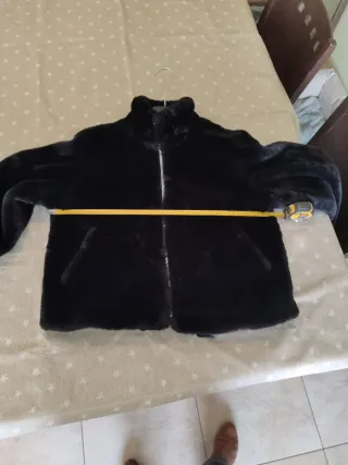 Abrigo pelo negro Pull and Bear