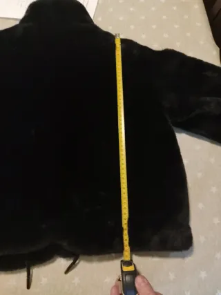 Abrigo pelo negro Pull and Bear