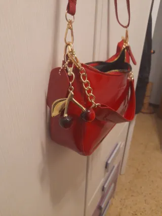 Bolso rojo charol con adorno de cerezas