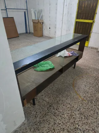 Mostrador de cristal y madera robusto