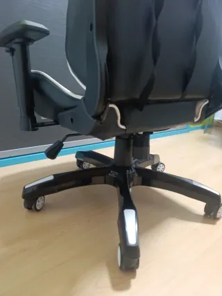 Silla Gamer Zenez Negra y Blanca Con ruedas