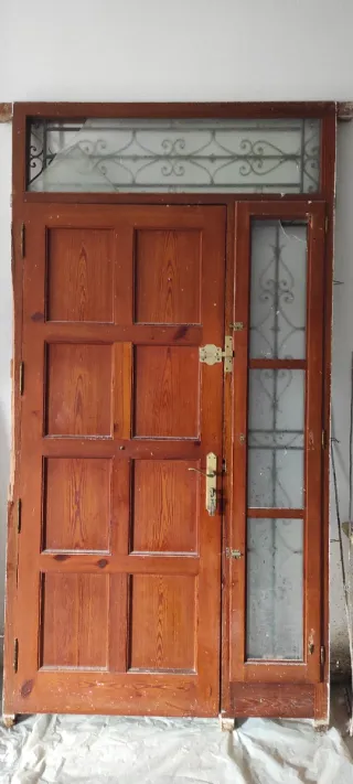 Puerta entrada de madera. Precio negociable.