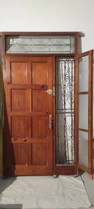 Puerta entrada de madera. Precio negociable.