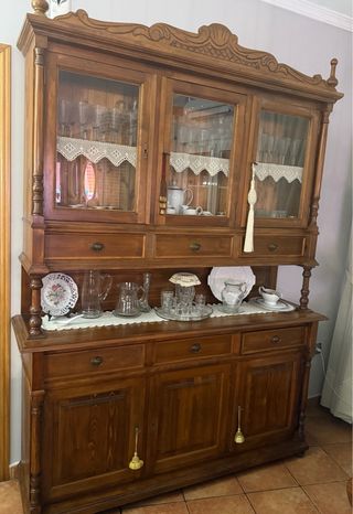 Aparador chinero de madera y cristal