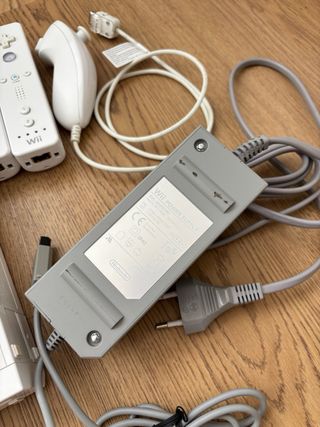 Nintendo Wii con 5 juegos y 3 mandos