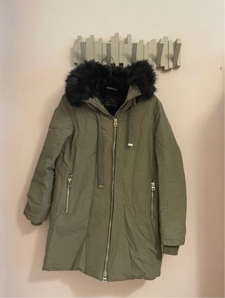 Abrigo verde con capucha y pelo