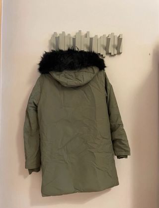 Abrigo verde con capucha y pelo