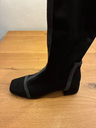 Botas negras y grises