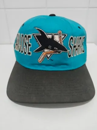 Gorras vintage de los Redskins y san José sharks