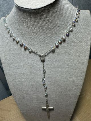 Collar con colgante de cruz y aurora borealis