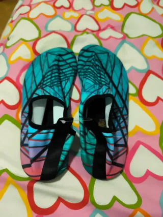 Escarpines acuáticos con diseño geométrico