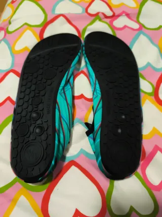 Escarpines acuáticos con diseño geométrico