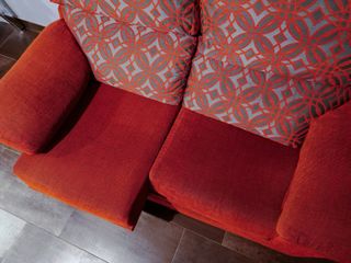 Sofá 2 plazas rojo impecable