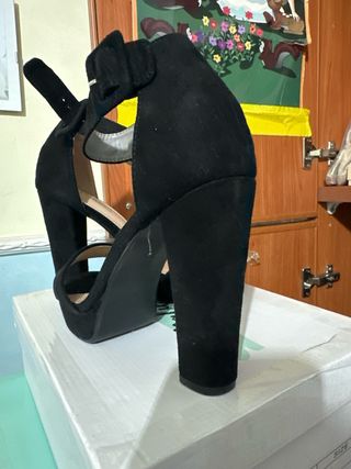 Tacchi neri con plateau e cinturino