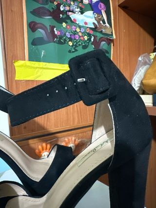 Tacchi neri con plateau e cinturino