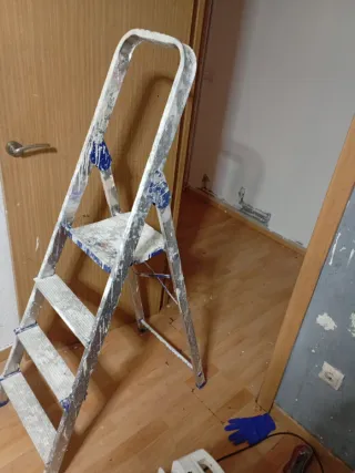 Escalera aluminio 4 peldaños