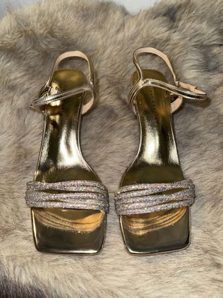 Tacones dorados con pedrería brillante
