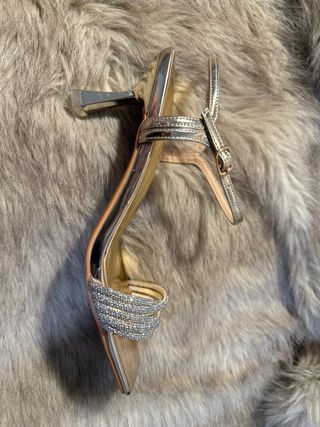 Tacones dorados con pedrería brillante
