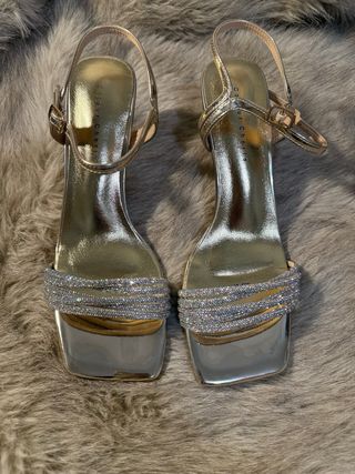 Tacones dorados con pedrería brillante