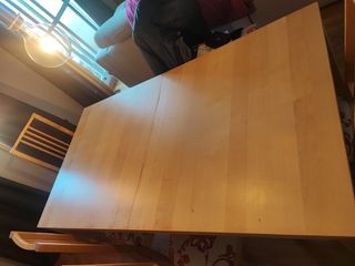 Mesa comedor extensible más 4 sillas.
