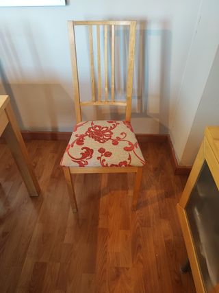 Mesa comedor extensible más 4 sillas.