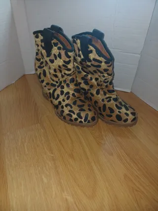 Botines cuña leopardo mujer