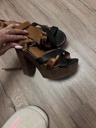 Sandalias de piel con estampado animal