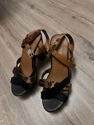 Sandalias de piel con estampado animal