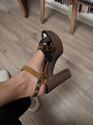 Sandalias de piel con estampado animal