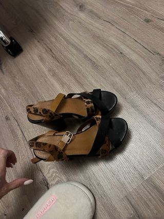 Sandalias de piel con estampado animal