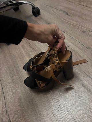 Sandalias de piel con estampado animal