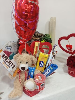 Oso de peluche con globo y dulces