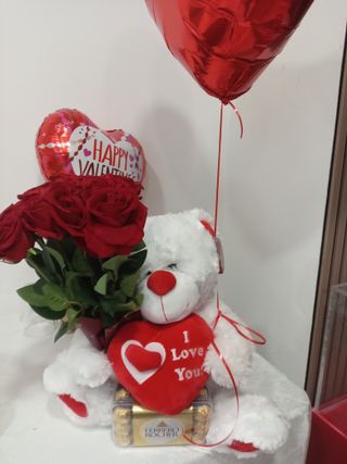 Oso de peluche con globo y dulces