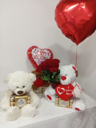 Oso de peluche con globo y dulces