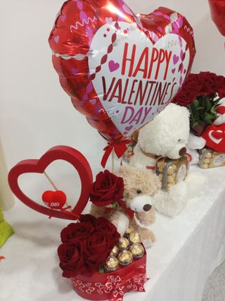 Oso de peluche con globo y dulces