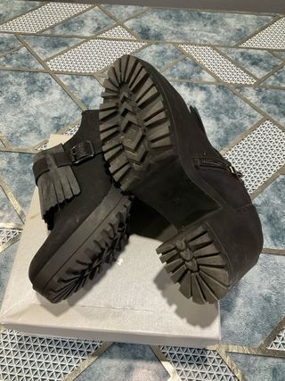 Zapatos negros y grises con flecos