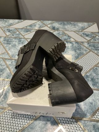 Zapatos negros y grises con flecos
