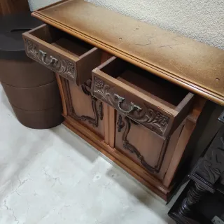 Mueble auxiliar de madera tallada