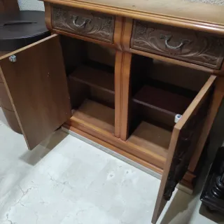Mueble auxiliar de madera tallada