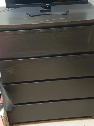 Cajonera de madera oscura