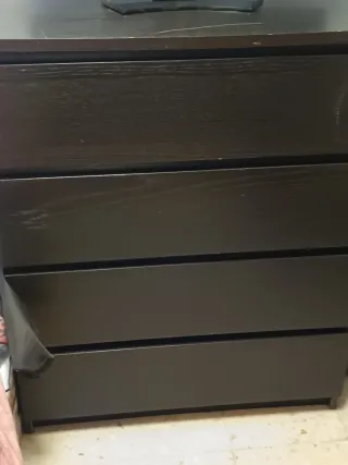 Cajonera de madera oscura