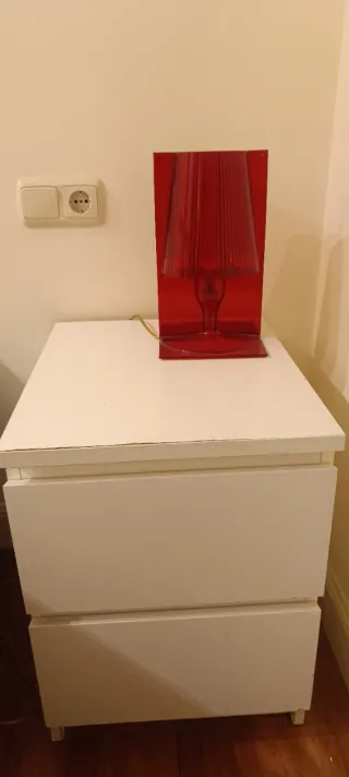 Mesita de noche blanca