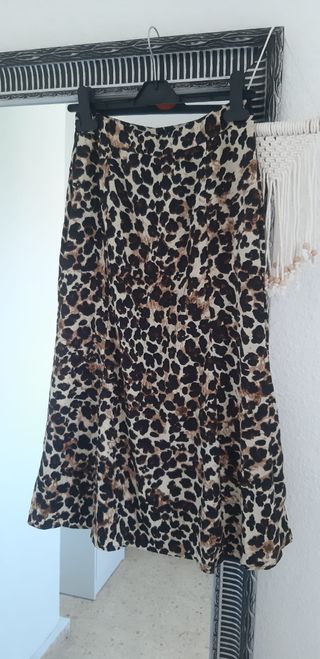 Falda de corte midi. Nueva sin estrenar. Estampado