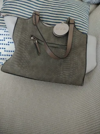 Bolso de mano con textura piel de serpiente