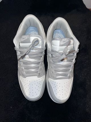 Zapatillas Nike grises y blancas