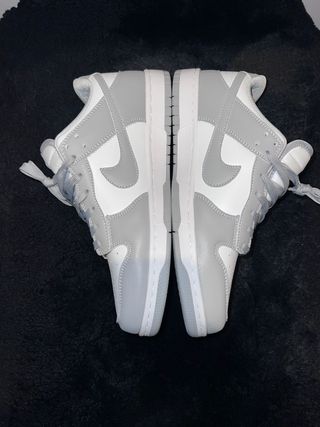 Zapatillas Nike grises y blancas