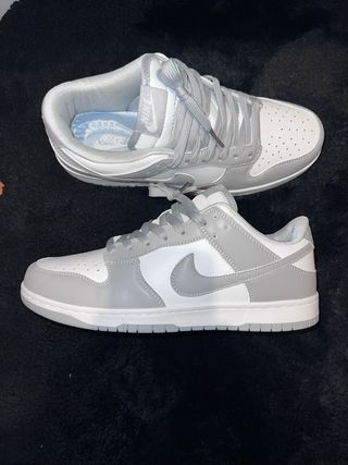 Zapatillas Nike grises y blancas