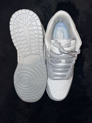 Zapatillas Nike grises y blancas