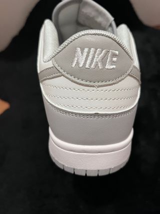 Zapatillas Nike grises y blancas